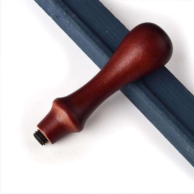 Mango para sello de madera rojizo